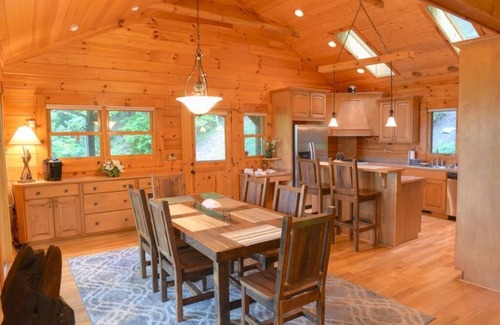 Waynesville Cabina | Trail Ridge View, hermosa casa de madera con calefacción central / aire acondicionado, televisión por cable de alta definición, WiFi, jacuzzi, chimenea de gas