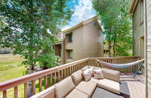 Elkhorn Village Apartamento | Trail & Tee Retreat