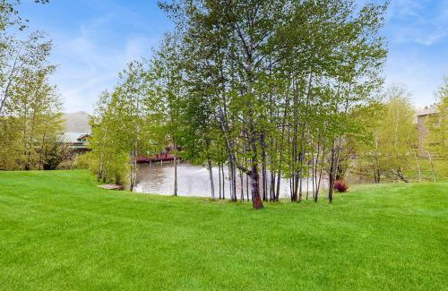 Elkhorn Village Apartamento | Trail & Tee Retreat