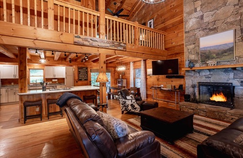 Waynesville Casa | Trailblazers Cabin | Newly Renovated Log Cabin | Mountain Views and Hot Tub