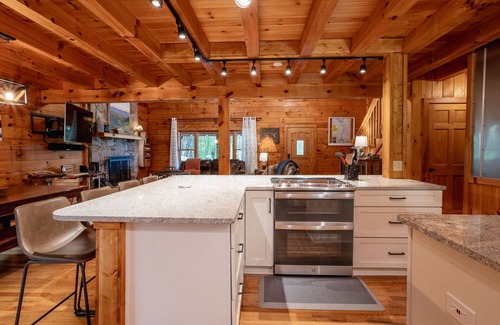 Waynesville Casa | Trailblazers Cabin | Newly Renovated Log Cabin | Mountain Views and Hot Tub