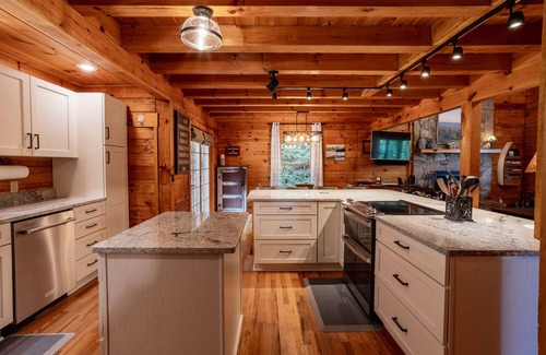 Waynesville Casa | Trailblazers Cabin | Newly Renovated Log Cabin | Mountain Views and Hot Tub
