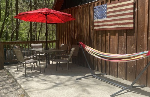 Saint Helens Cabina | Trailer parking, near Hollerwood, Daniel Boone Backcountry Byway, and Climbing