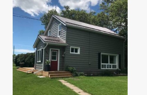 Belleville Casa | Trails End by the Bay of Quinte & Tracks