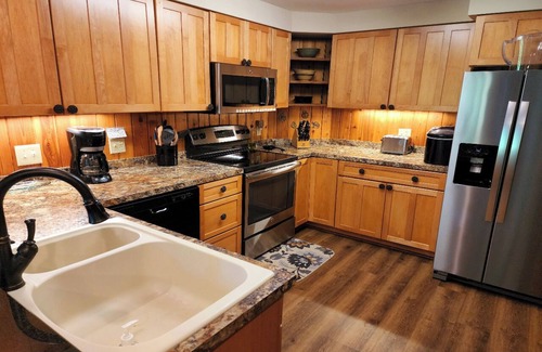 Birchwood Farms Casa | Trails End Cedar Lodge: Beautiful three bedroom home in Birchwood Farms