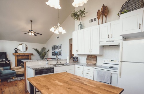 Holly Lake Ranch Cabina | @TrailsEdgeTX Trendy Cabin on 2 Acre Wooded Lot
