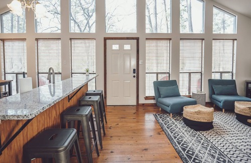 Holly Lake Ranch Cabina | @TrailsEdgeTX Trendy Cabin on 2 Acre Wooded Lot