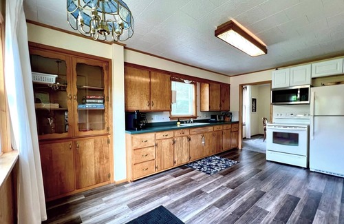 Wakefield Casa | Trailside #3 ~ Winter Fun Retreat! Ski, Snowboard, Snowmobile, Hot Tub, Hiking!