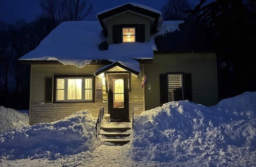 Wakefield Casa | Trailside #3 ~ Winter Fun Retreat! Ski, Snowboard, Snowmobile, Hot Tub, Hiking!