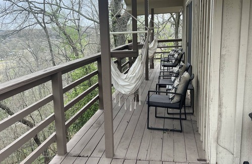 Bella Vista Casa | Trailside Terrace Private access to tunnel vision trial