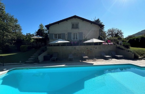 Saint-Antonin Noble Val Casa | AJUSTE DEL RÍO TRANQUILO, PISCINA PRIVADA, AL BORDE DE UN PUEBLO MEDIEVAL FAMOSO