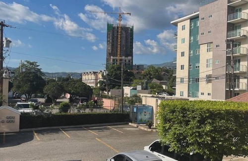 Eastwood Park Apartamento | Tranquil 1-bedroom apartment in the heart of Kingston with WiFi, AC
