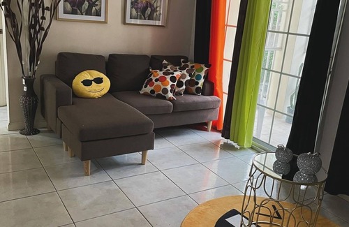 Eastwood Park Apartamento | Tranquil 1-bedroom apartment in the heart of Kingston with WiFi, AC