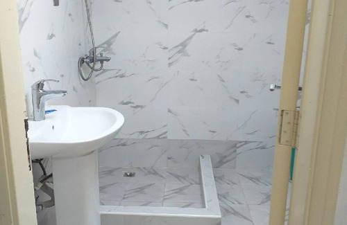 Al Qusais Cama Y Desayuno | Tranquil 2-bedroom hostel in brilliant Dubai with AC, WiFi Safe and clean.