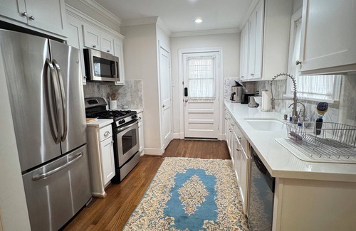 Greenway Plaza-Upper Kirby Casa | Tranquil 2-bedroom house in vibrant Houston with WiFi, AC