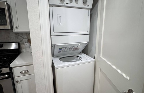 Greenway Plaza-Upper Kirby Casa | Tranquil 2-bedroom house in vibrant Houston with WiFi, AC
