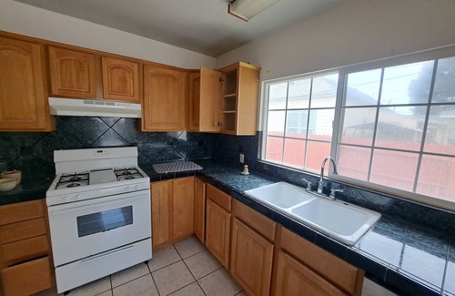 Ventura Casa | Tranquil 2-bedroom house in Ventura with flower garden close to beach