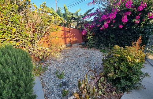 Ventura Casa | Tranquil 2-bedroom house in Ventura with flower garden close to beach