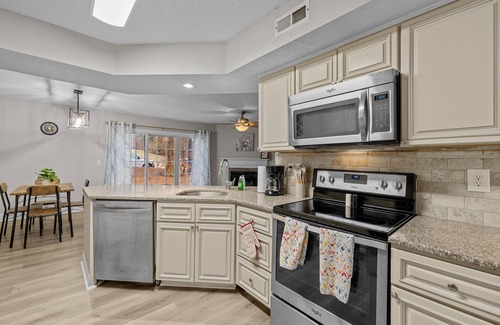Northwest Raleigh Casa | Tranquil 2-bedroom townhome in Raleigh. Close to shopping and restaurants.