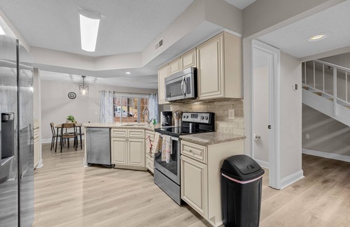 Northwest Raleigh Casa | Tranquil 2-bedroom townhome in Raleigh. Close to shopping and restaurants.