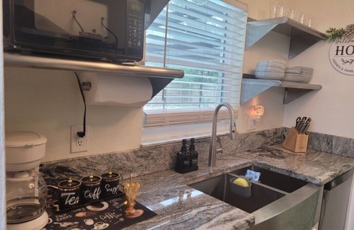 Berkeley Manor Casa | Tranquil 2-bedroom house with AC in Spring Hill