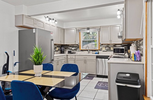 Springfield Casa | Tranquil 2-bedroom house with a massage chair and a multi-purpose 3rd room