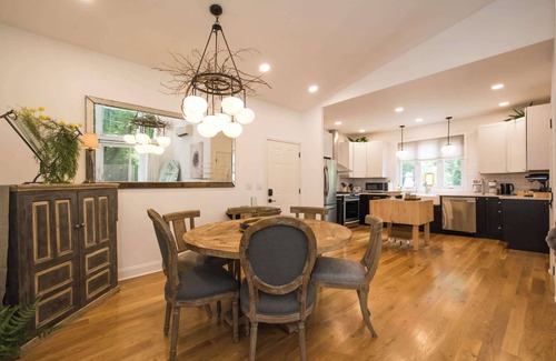 Hendersonville Casa | 2BR Escape Zen Garden Waterfall Balcony