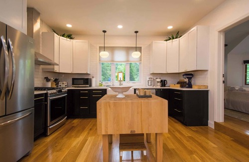 Hendersonville Casa | 2BR Escape Zen Garden Waterfall Balcony