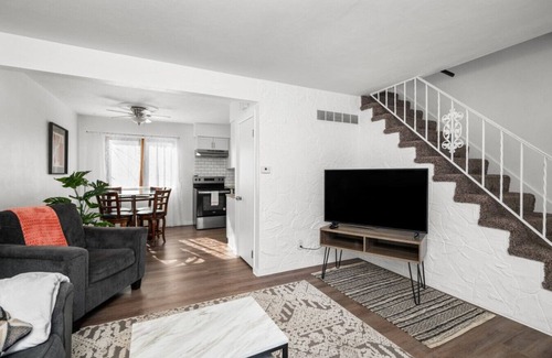 Davenport Casa | Tranquil 2BR Townhome~ Close to City Charm