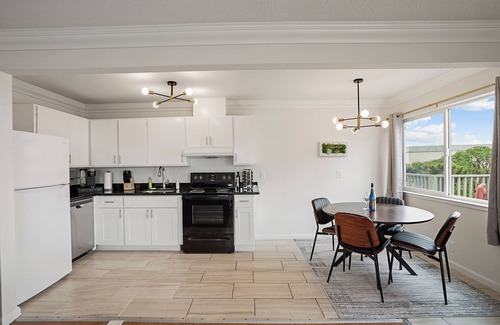 Pacifica Apartamento | Tranquil 2BR with Coastal Mountain Views