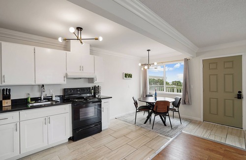 Pacifica Apartamento | Tranquil 2BR with Coastal Mountain Views