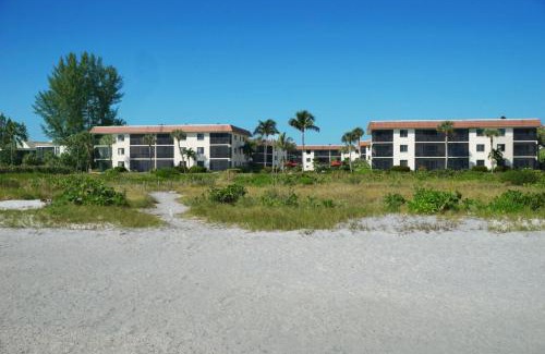 Sanibel Apartamento | Tranquil 2nd floor beachfront condo on Sanibel Island 2A2