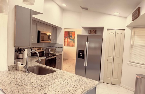 Interchange Square Casa | Tranquil 3-bedroom house with AC in Palm Bay