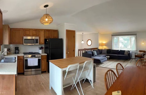 Narragansett Casa | Tranquil 3-bedroom Narragansett home - beach passes included!!
