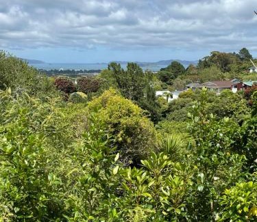 Lower Hutt Apartamento | tranquil 3brms bush cabin
