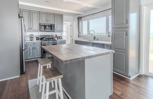 Dexter Casa | Tranquil 4 Bedroom Lake House on Guffin Bay