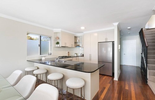 Sylvania Waters Apartamento | Tranquil 4-bedroom water view apartment