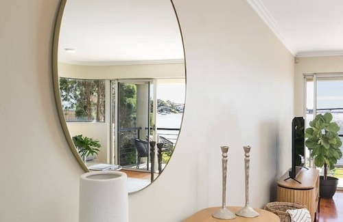 Sylvania Waters Apartamento | Tranquil 4-bedroom water view apartment