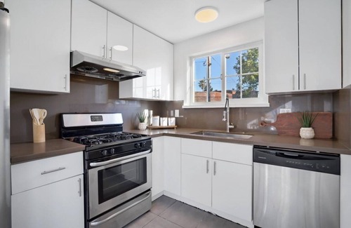 South Fair Oaks Casa | Tranquil 5-bedroom house with AC and Long Driveway in Redwood City