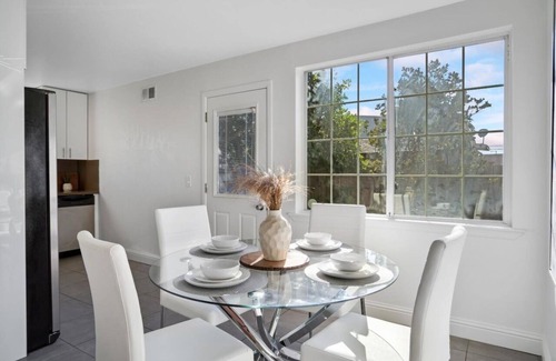 South Fair Oaks Casa | Tranquil 5-bedroom house with AC and Long Driveway in Redwood City