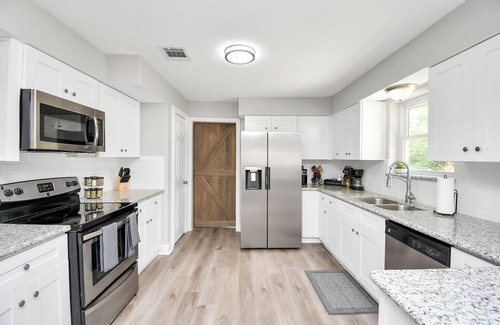 Humble Casa | Tranquil 6-Bedroom w/ Pool: 25 Min to Downtown FG