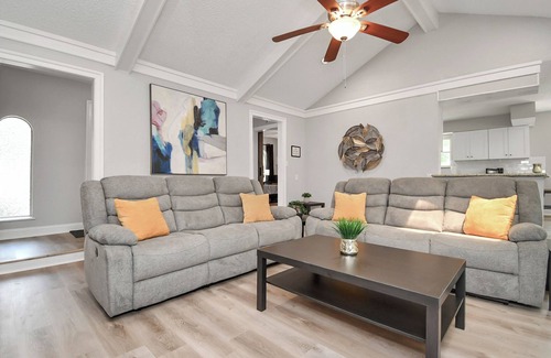 Humble Casa | Tranquil 6-Bedroom w/ Pool: 25 Min to Downtown FG