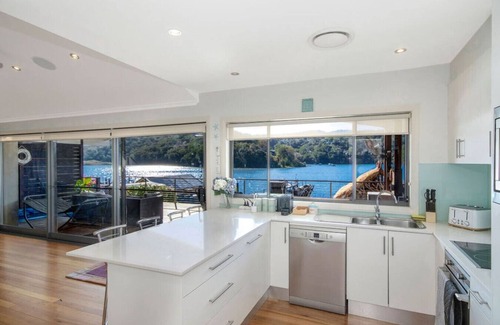 Woy Woy Casa | Tranquil Abode with Spa & Jetty
