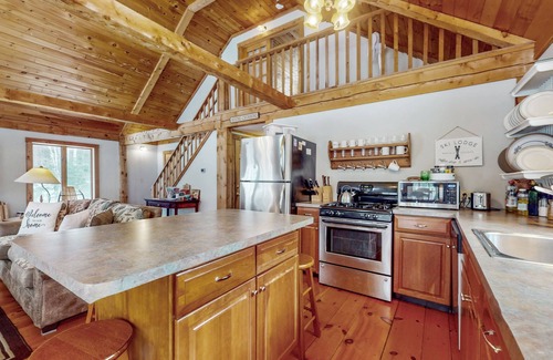 Wardsboro Casa | Tranquil alpine getaway with fast WiFi, loft, two living areas, fireplace & deck