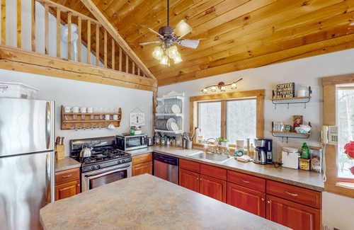 Wardsboro Casa | Tranquil alpine getaway with fast WiFi, loft, two living areas, fireplace & deck