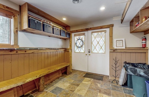 Wardsboro Casa | Tranquil alpine getaway with fast WiFi, loft, two living areas, fireplace & deck
