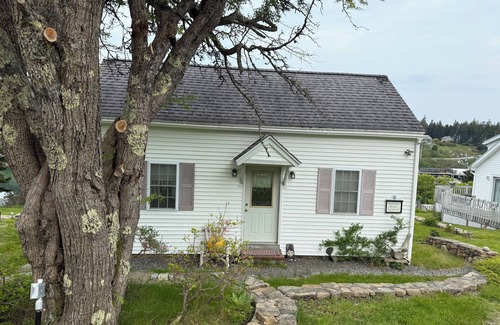 Frenchboro Cabaña | Tranquil and charming 1-bedroom cottage in Frenchboro, harbor-front location