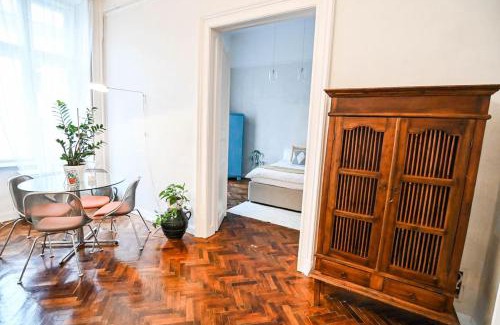 Nepszinhaz negyed Apartamento | Tranquil and Charming One Bedroom Apartment