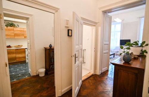 Nepszinhaz negyed Apartamento | Tranquil and Charming One Bedroom Apartment