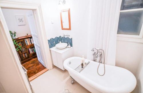 Nepszinhaz negyed Apartamento | Tranquil and Charming One Bedroom Apartment
